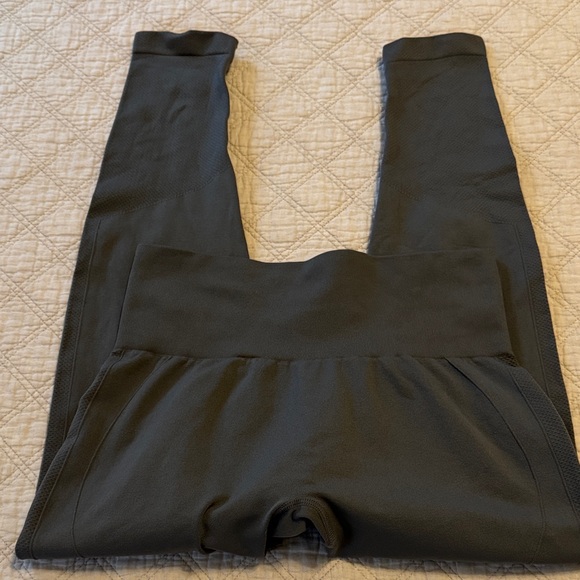 HALARA Pants - HALARA OneForm Seamless Flow HighWaisted Ruched 7/8 Yoga Leggings